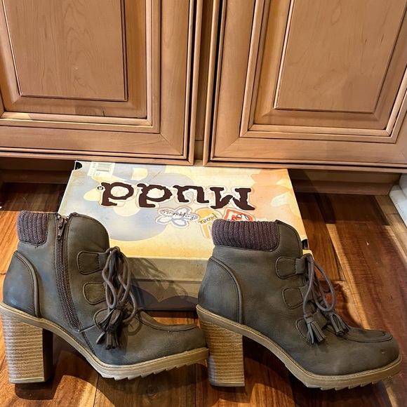 Mudd Distressed Explorer Heeled Ankle Boot - Picture 7 of 14